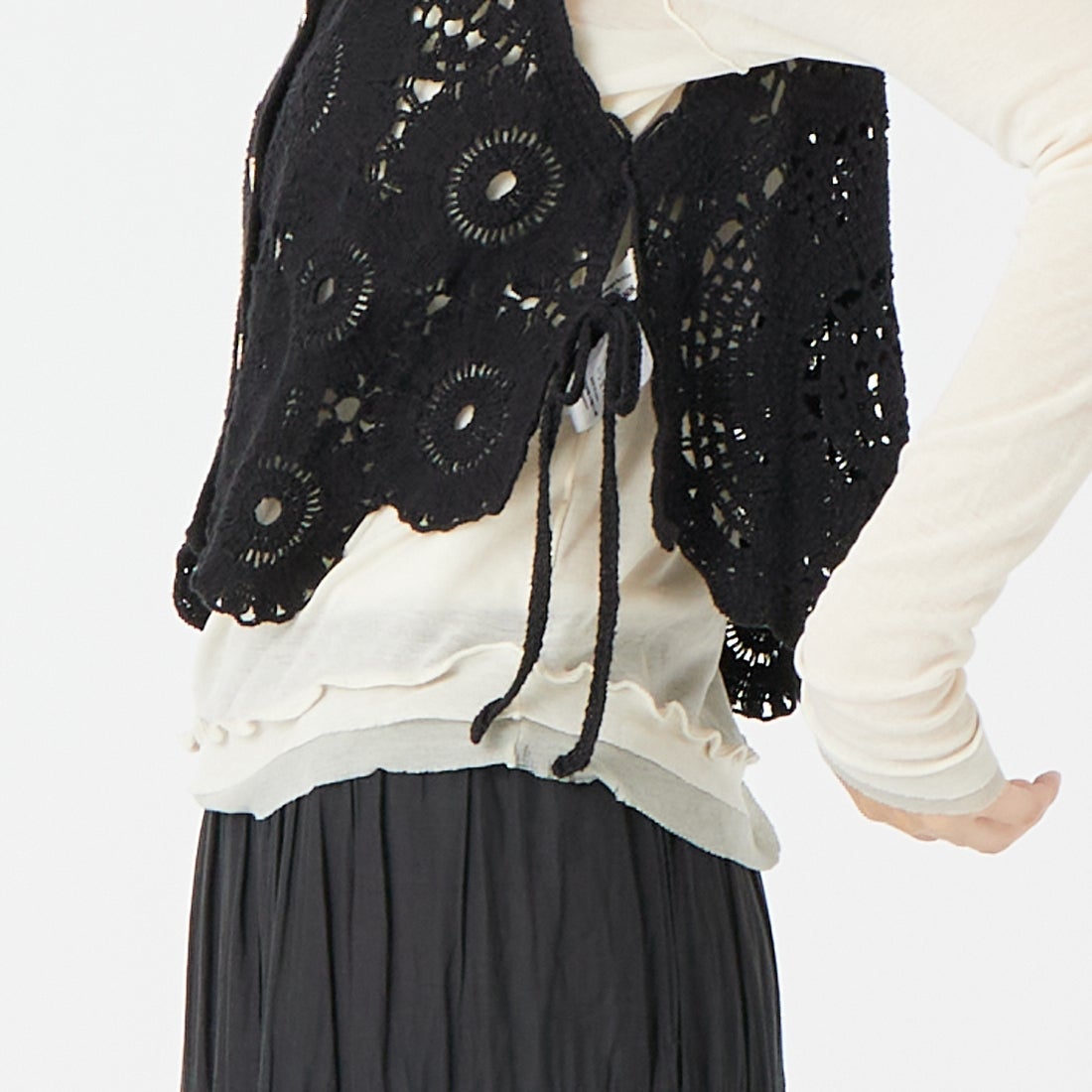 TORRAZZO DONNA [トラッゾドンナ] サイドリボンクロシェ編みベスト [6265-563] 19 BLACK &&モデル身長：162cm 着用サイズ：F&&