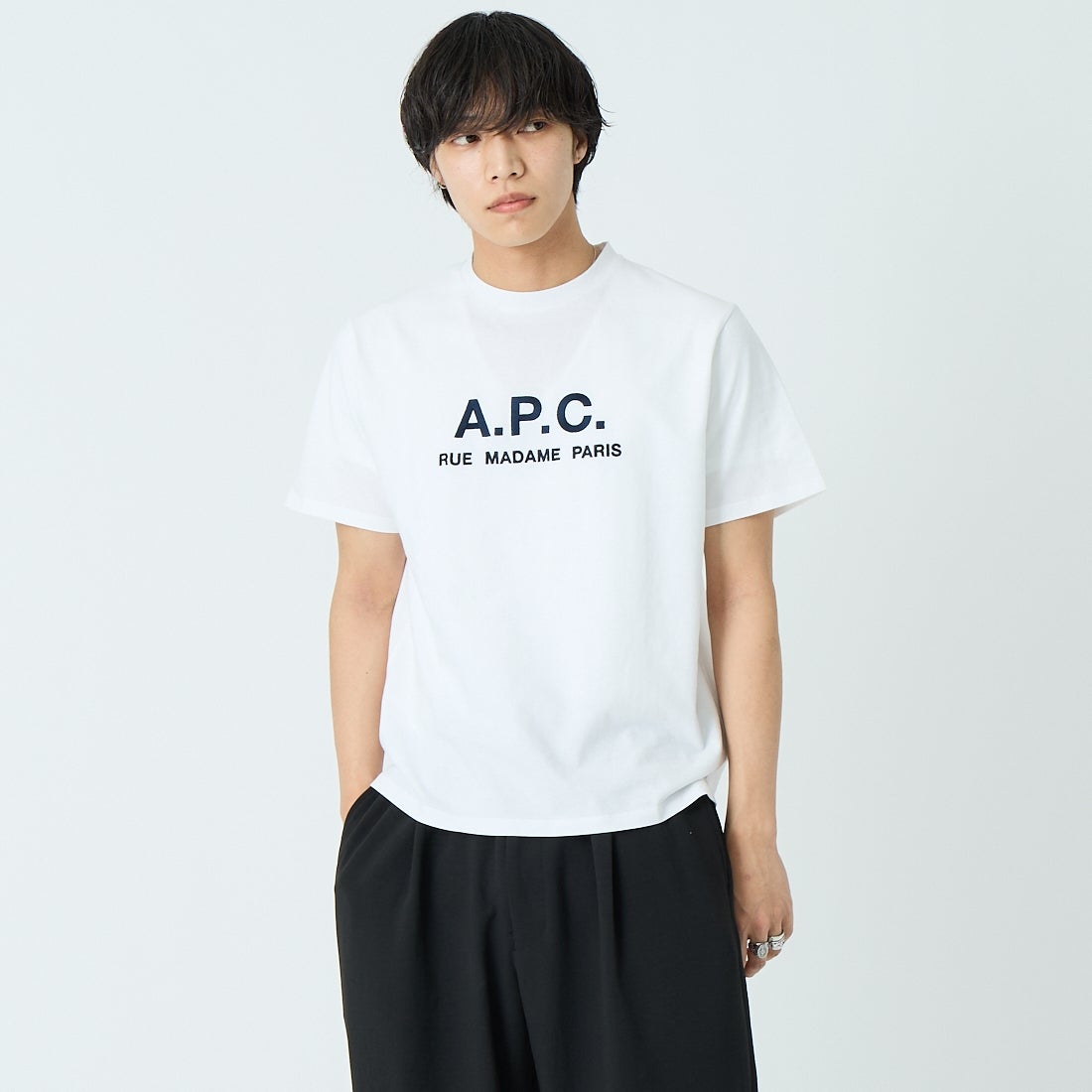 A.P.C. [アー・ペー・セー] APCロゴTシャツ [T-SHIRT-RUE-MADAME-2] 90 BLANC &&モデル身長：179cm 着用サイズ：S&&
