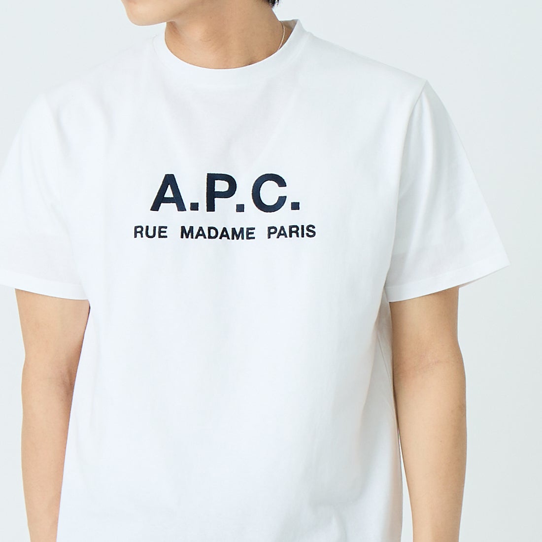 A.P.C. [アー・ペー・セー] APCロゴTシャツ [T-SHIRT-RUE-MADAME-2] 90 BLANC &&モデル身長：179cm 着用サイズ：S&&