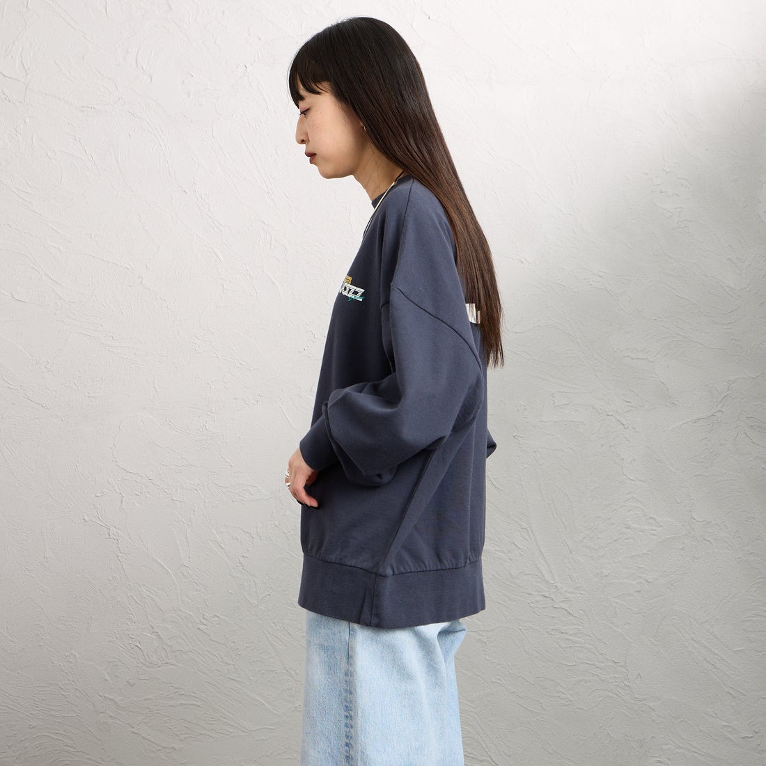 THE SHINZONE [ザ シンゾーン] JAZZ GROOVE スウェットシャツ [26SMSCU10] 85 NAVY &&モデル身長：150cm 着用サイズ：F0&&