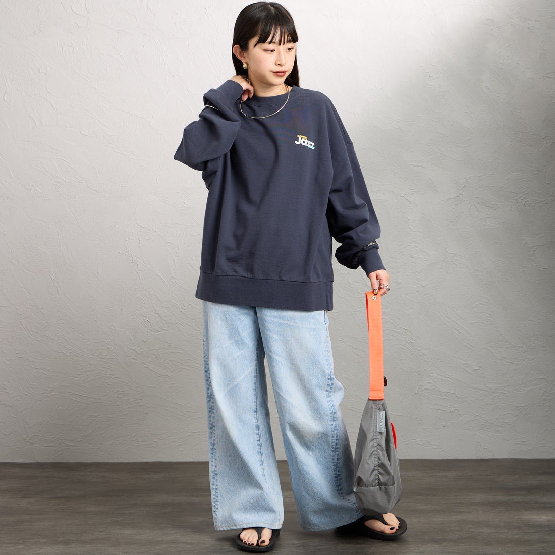 THE SHINZONE [ザ シンゾーン] JAZZ GROOVE スウェットシャツ [26SMSCU10] 85 NAVY &&モデル身長：150cm 着用サイズ：F0&&