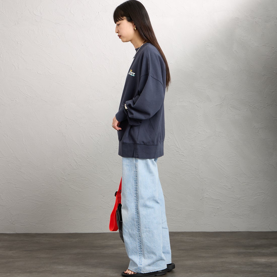 THE SHINZONE [ザ シンゾーン] JAZZ GROOVE スウェットシャツ [26SMSCU10] 85 NAVY &&モデル身長：150cm 着用サイズ：F0&&