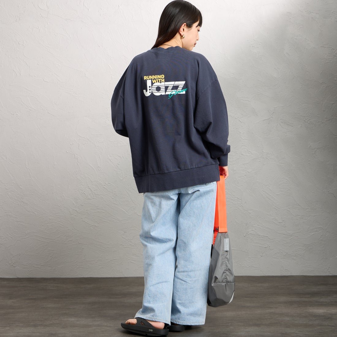THE SHINZONE [ザ シンゾーン] JAZZ GROOVE スウェットシャツ [26SMSCU10] 85 NAVY &&モデル身長：150cm 着用サイズ：F0&&