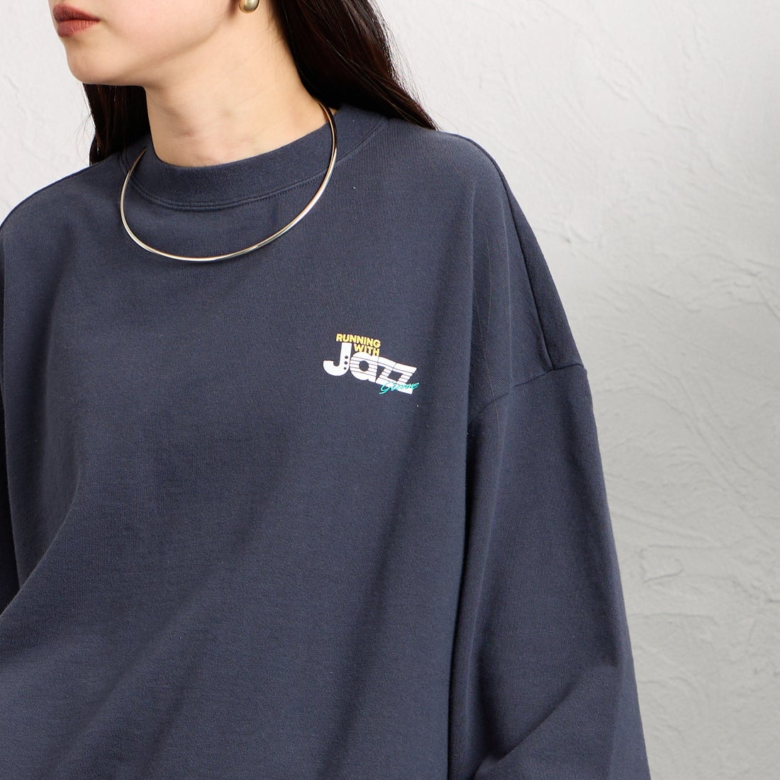 THE SHINZONE [ザ シンゾーン] JAZZ GROOVE スウェットシャツ [26SMSCU10] 85 NAVY &&モデル身長：150cm 着用サイズ：F0&&