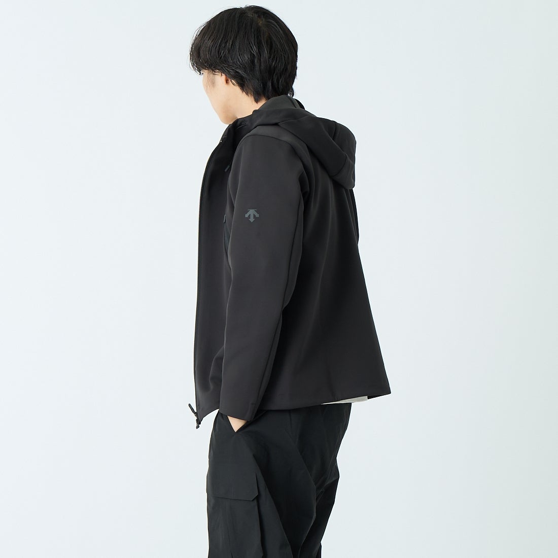 DESCENTE ALLTERRAIN [デサントオルテライン] エアロストレッチジャケット [DU6SJKA1M] BK00 &&モデル身長：179cm 着用サイズ：M&&