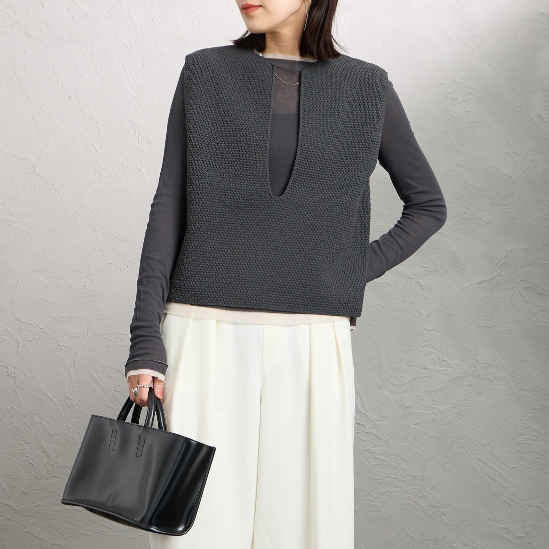 mizuiro ind [ミズイロインド] ディープVネックベスト [1-220075] 92 D.GRAY &&モデル身長：160cm 着用サイズ：F&&