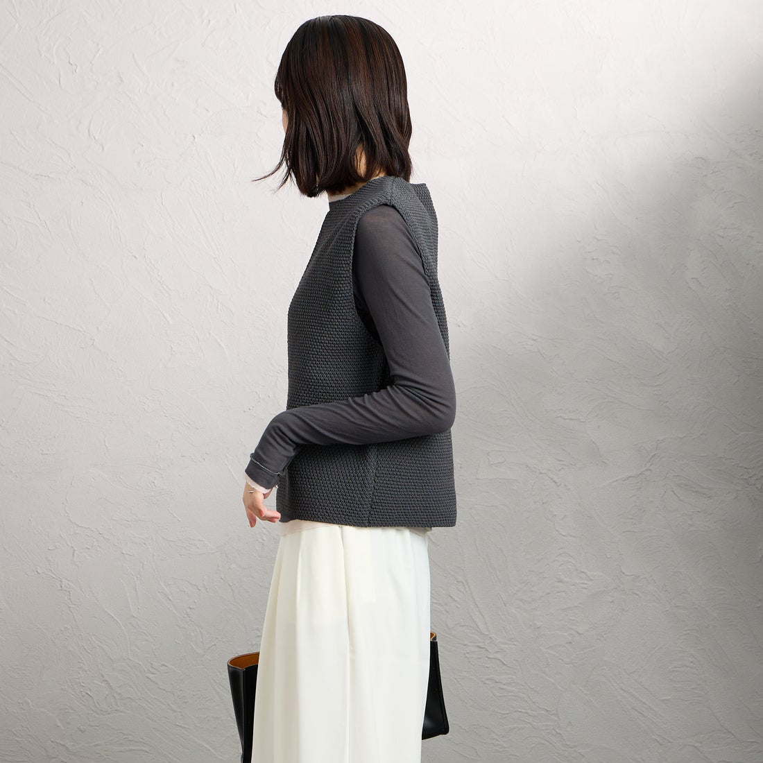 mizuiro ind [ミズイロインド] ディープVネックベスト [1-220075] 92 D.GRAY &&モデル身長：160cm 着用サイズ：F&&