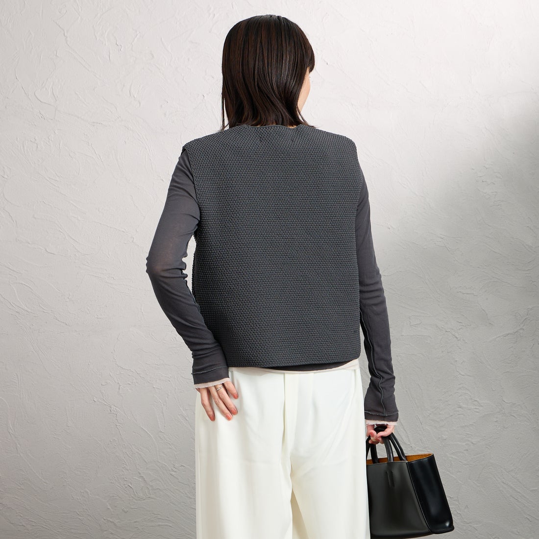 mizuiro ind [ミズイロインド] ディープVネックベスト [1-220075] 92 D.GRAY &&モデル身長：160cm 着用サイズ：F&&