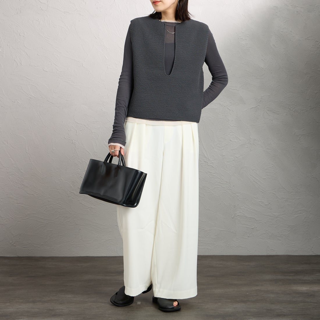 mizuiro ind [ミズイロインド] ディープVネックベスト [1-220075] 92 D.GRAY &&モデル身長：160cm 着用サイズ：F&&