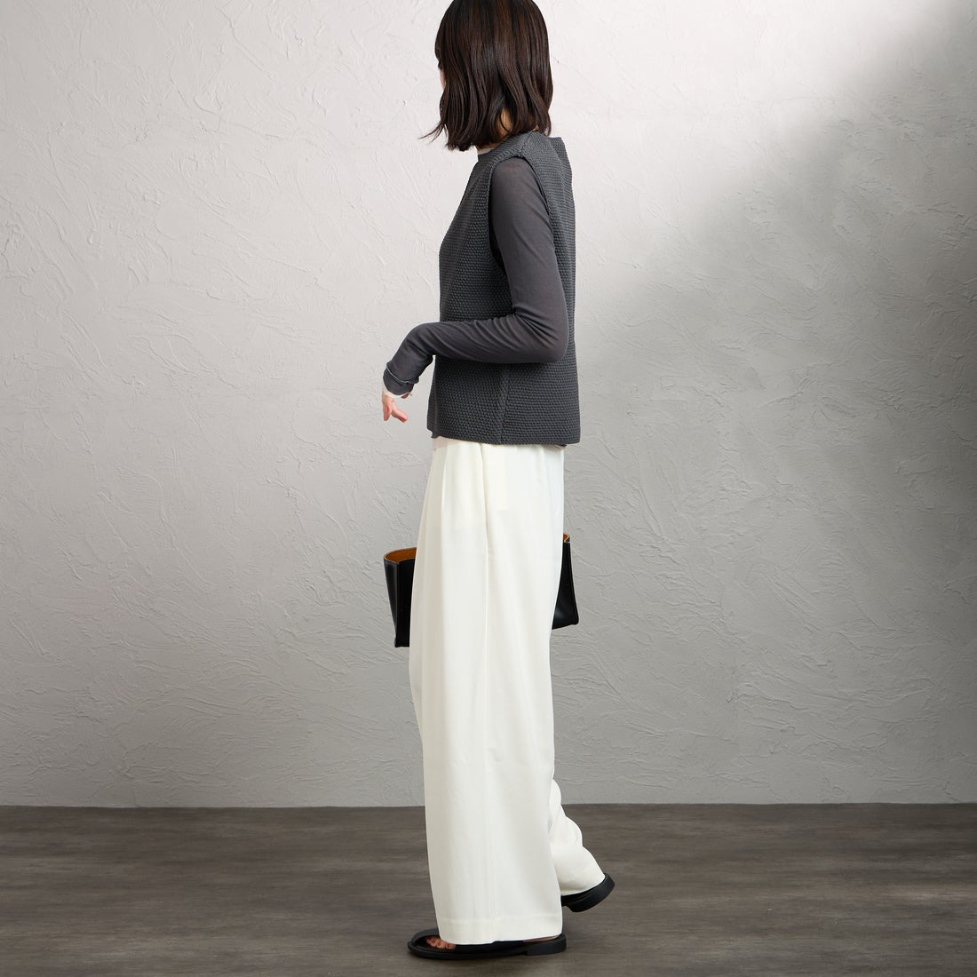 mizuiro ind [ミズイロインド] ディープVネックベスト [1-220075] 92 D.GRAY &&モデル身長：160cm 着用サイズ：F&&