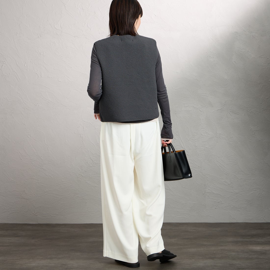 mizuiro ind [ミズイロインド] ディープVネックベスト [1-220075] 92 D.GRAY &&モデル身長：160cm 着用サイズ：F&&