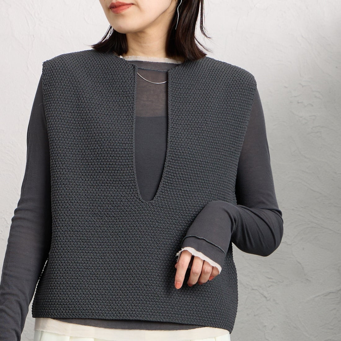 mizuiro ind [ミズイロインド] ディープVネックベスト [1-220075] 92 D.GRAY &&モデル身長：160cm 着用サイズ：F&&