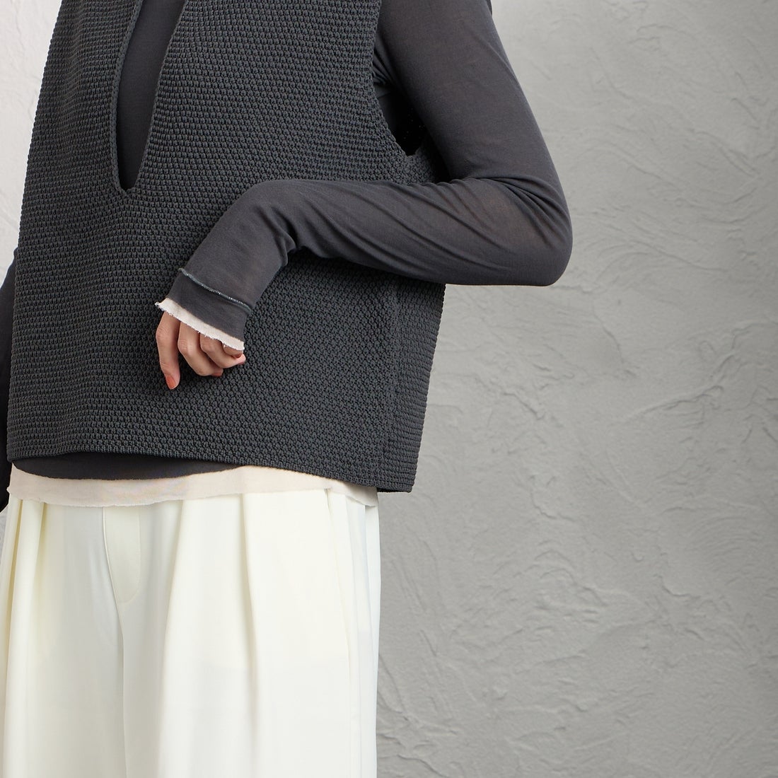 mizuiro ind [ミズイロインド] ディープVネックベスト [1-220075] 92 D.GRAY &&モデル身長：160cm 着用サイズ：F&&