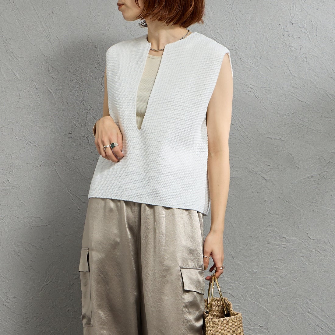 mizuiro ind [ミズイロインド] ディープVネックベスト [1-220075] 11 OFF WHI &&モデル身長：158cm 着用サイズ：F&&