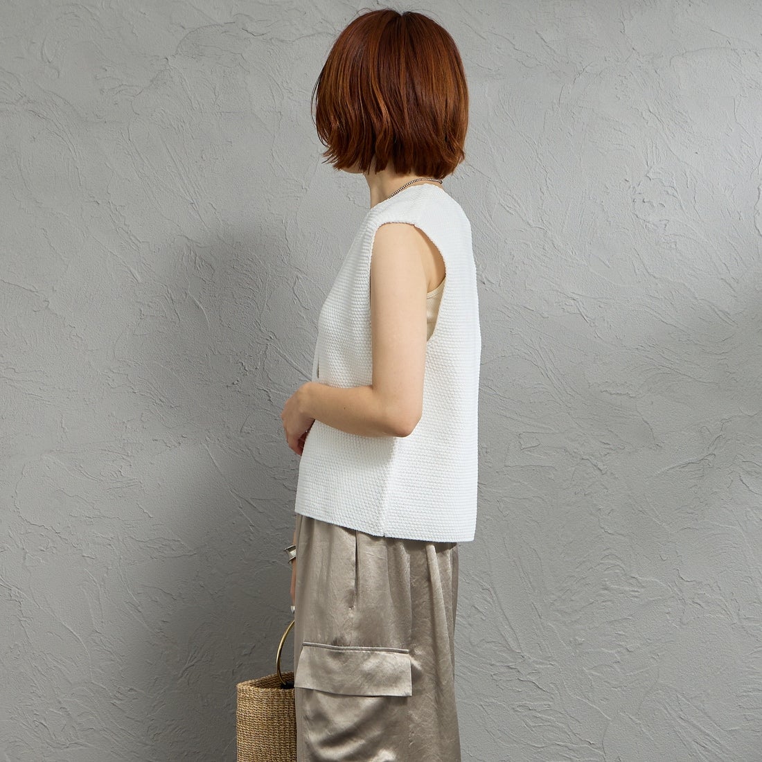 mizuiro ind [ミズイロインド] ディープVネックベスト [1-220075] 11 OFF WHI &&モデル身長：158cm 着用サイズ：F&&