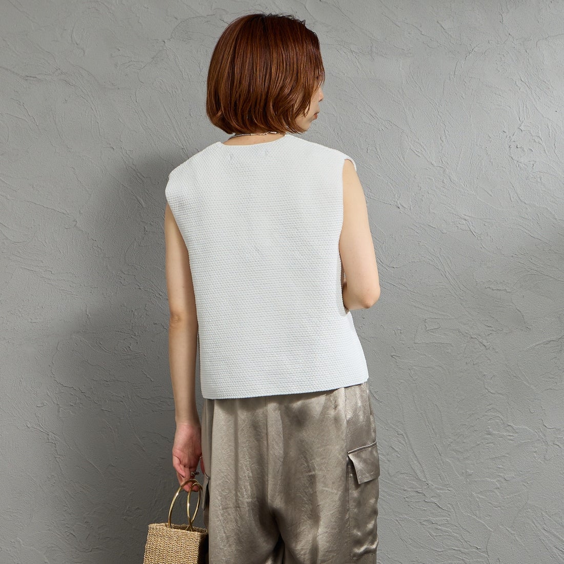 mizuiro ind [ミズイロインド] ディープVネックベスト [1-220075] 11 OFF WHI &&モデル身長：158cm 着用サイズ：F&&