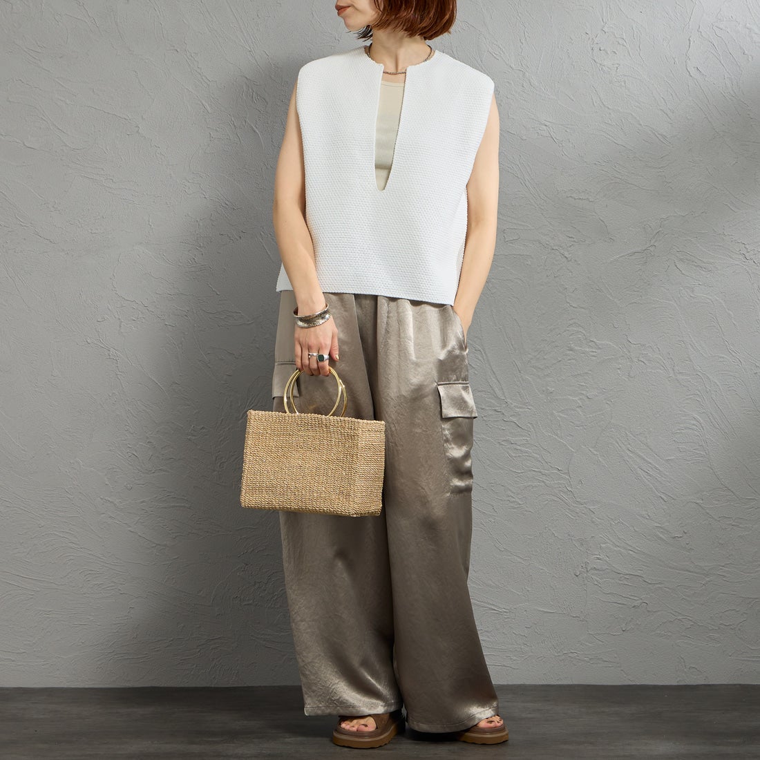 mizuiro ind [ミズイロインド] ディープVネックベスト [1-220075] 11 OFF WHI &&モデル身長：158cm 着用サイズ：F&&