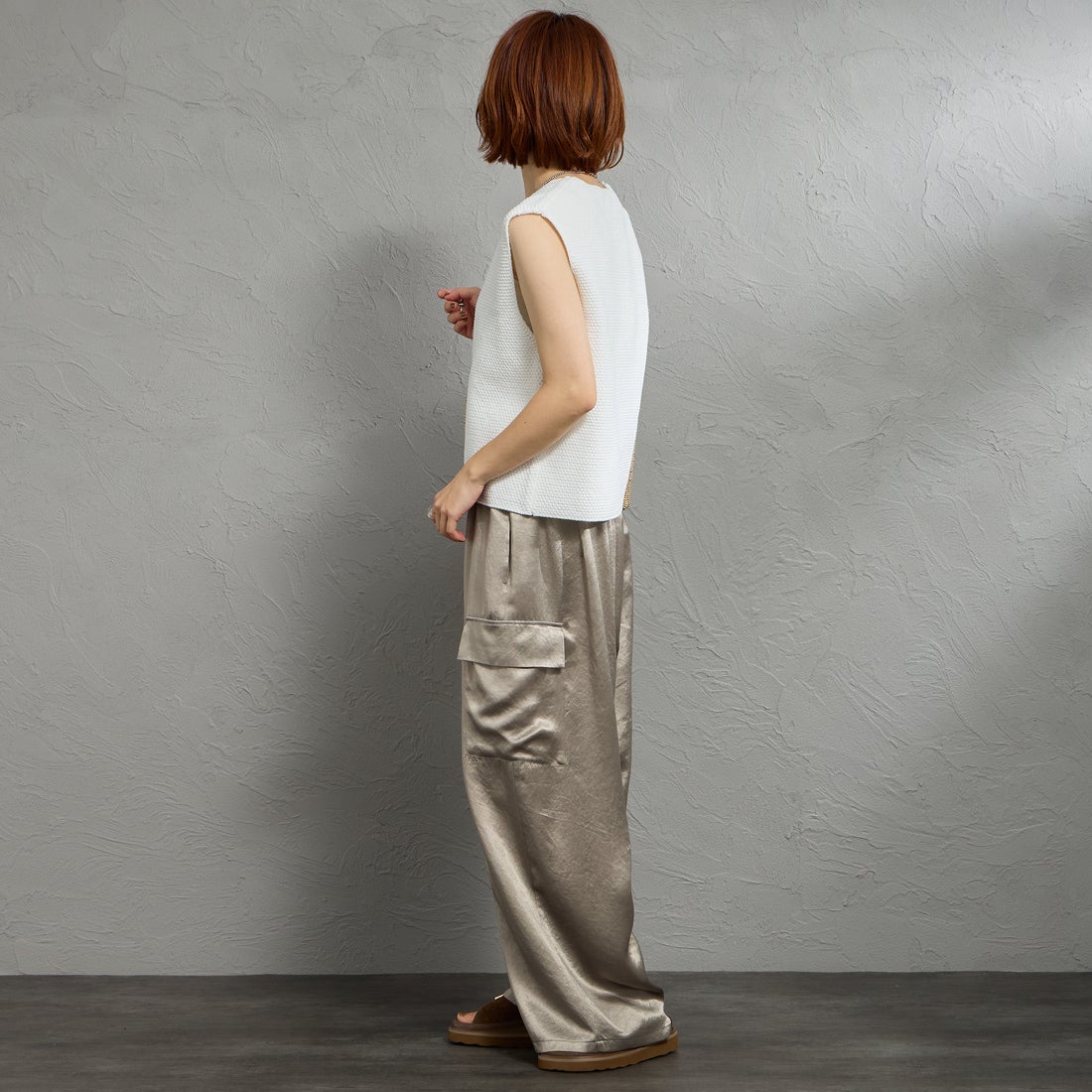 mizuiro ind [ミズイロインド] ディープVネックベスト [1-220075] 11 OFF WHI &&モデル身長：158cm 着用サイズ：F&&