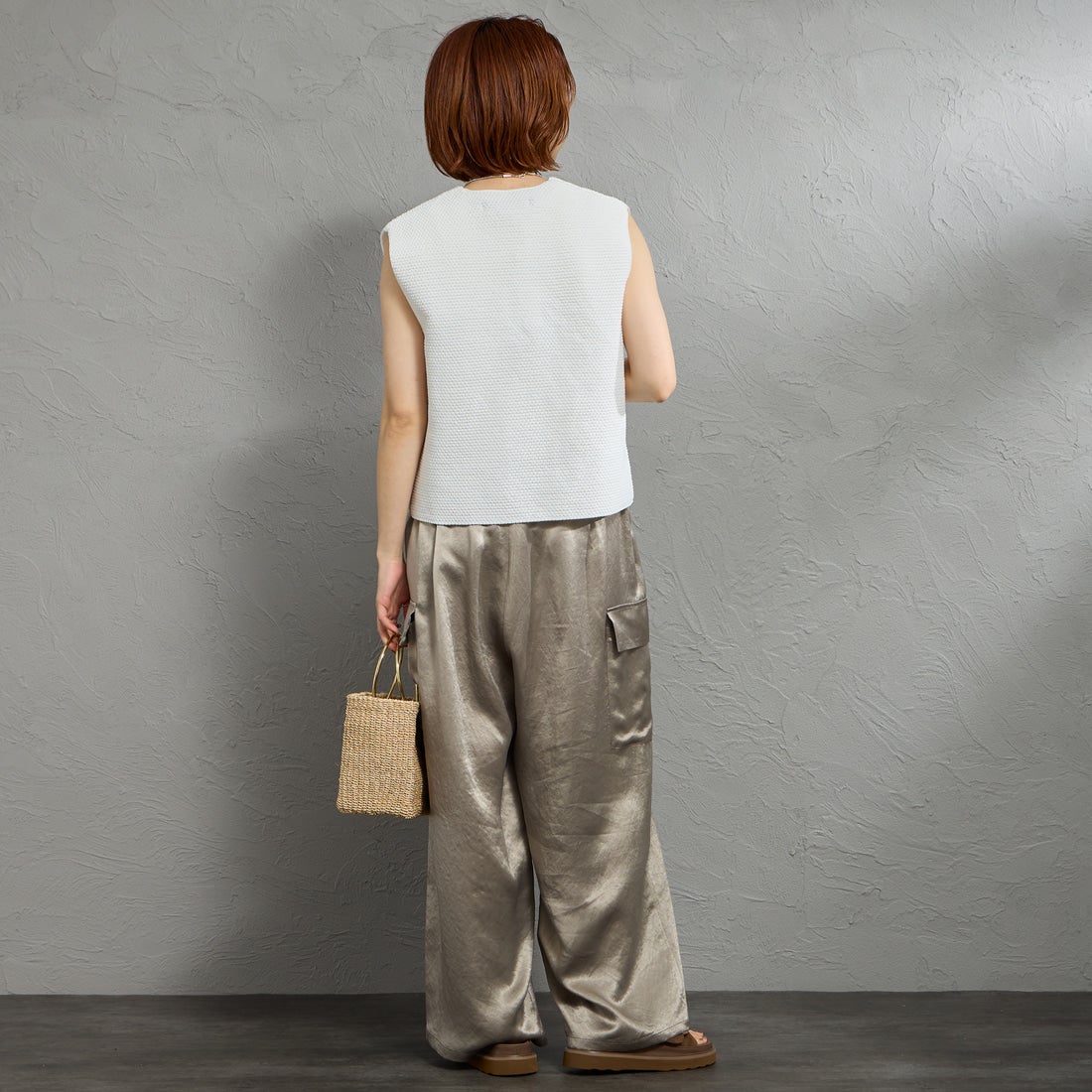 mizuiro ind [ミズイロインド] ディープVネックベスト [1-220075] 11 OFF WHI &&モデル身長：158cm 着用サイズ：F&&