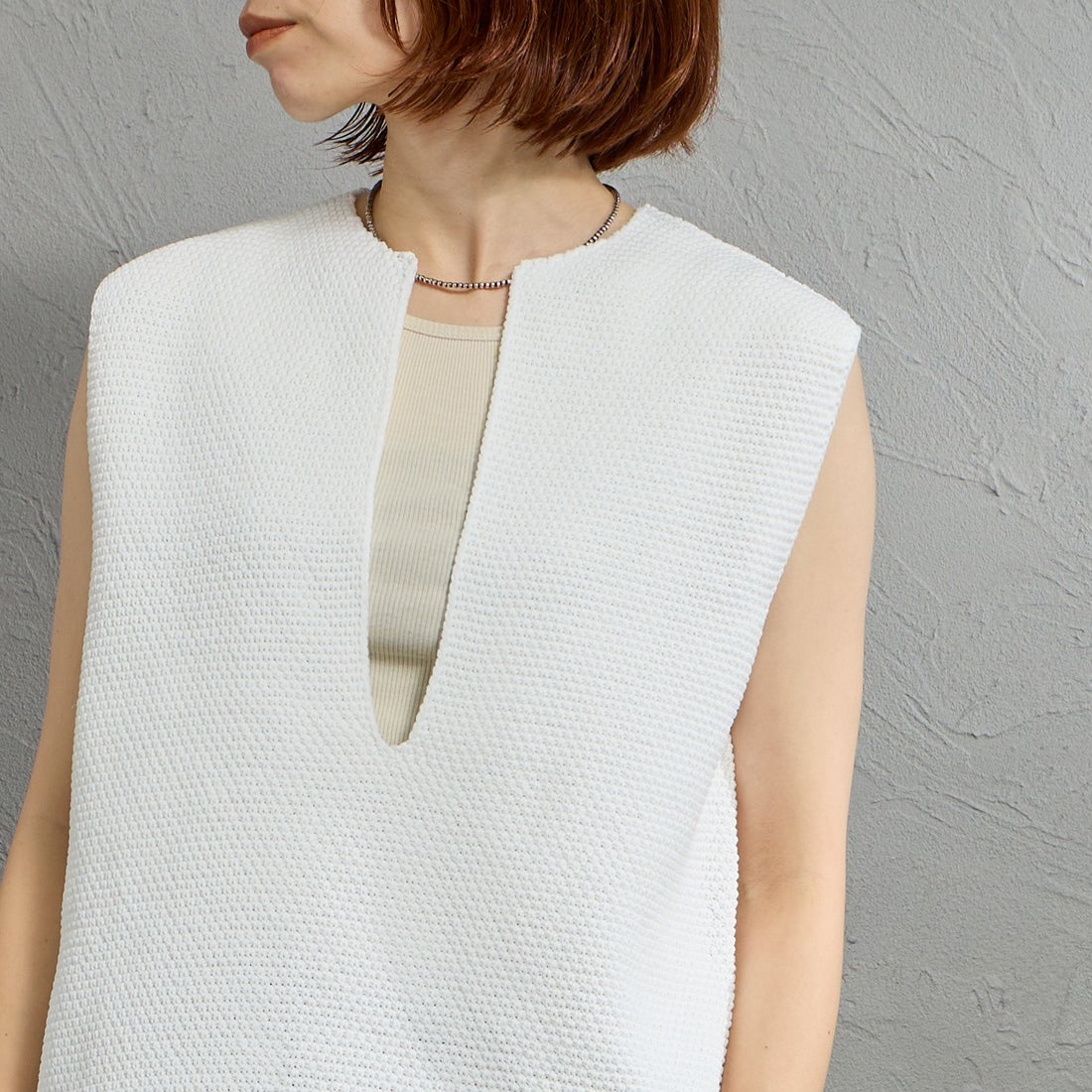 mizuiro ind [ミズイロインド] ディープVネックベスト [1-220075] 11 OFF WHI &&モデル身長：158cm 着用サイズ：F&&