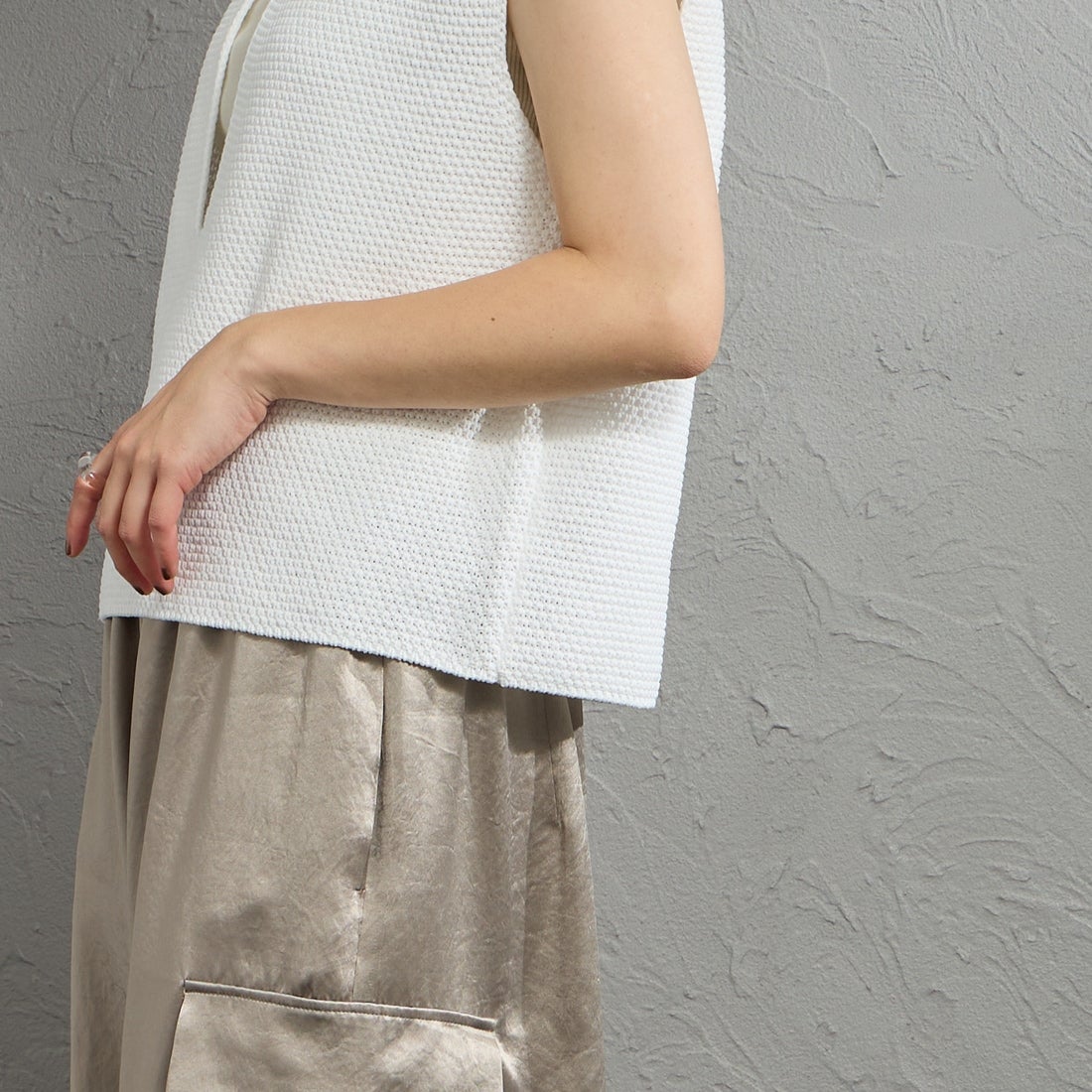 mizuiro ind [ミズイロインド] ディープVネックベスト [1-220075] 11 OFF WHI &&モデル身長：158cm 着用サイズ：F&&