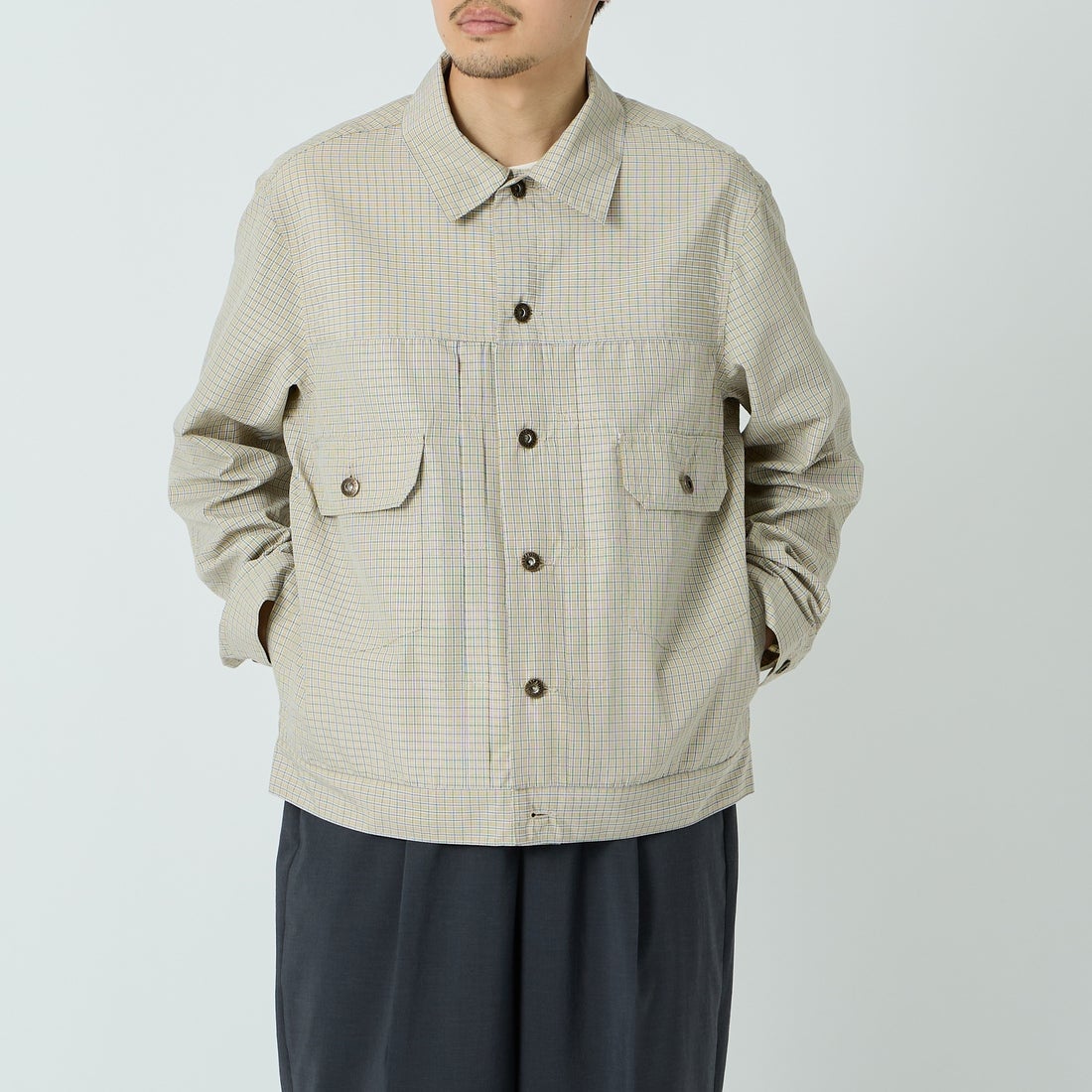 UNIVERSAL OVERALL [ユニバーサルオーバーオール] 別注 シャツトラッカージャケット [U2613401IN-JF] BEIGE CHEC &&モデル身長：168cm 着用サイズ：L&&