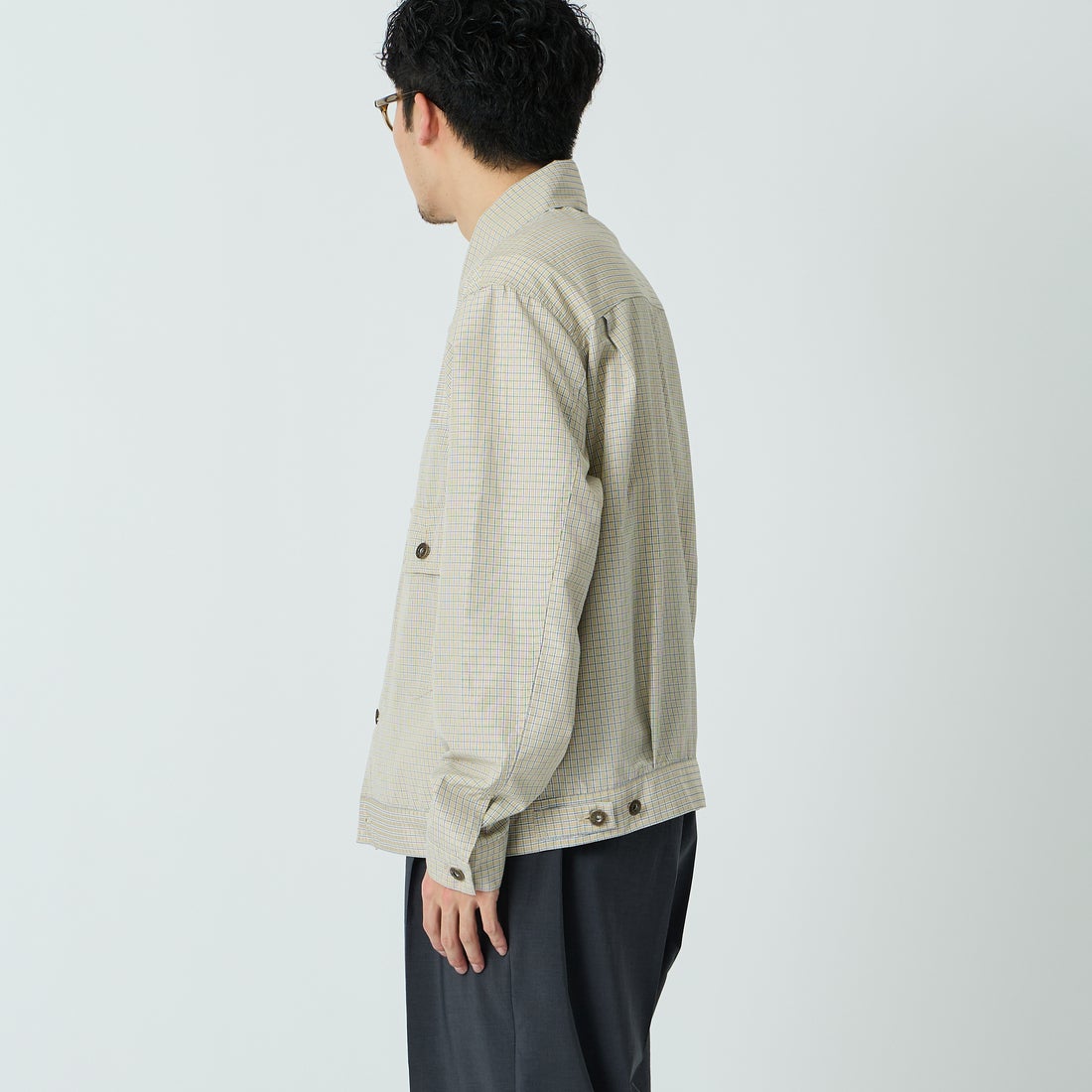 UNIVERSAL OVERALL [ユニバーサルオーバーオール] 別注 シャツトラッカージャケット [U2613401IN-JF] BEIGE CHEC &&モデル身長：168cm 着用サイズ：L&&
