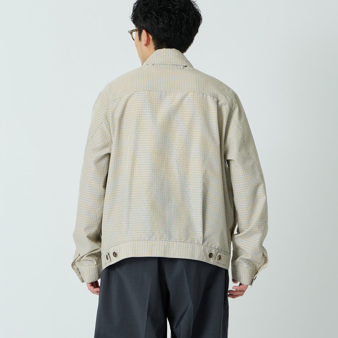 UNIVERSAL OVERALL [ユニバーサルオーバーオール] 別注 シャツトラッカージャケット [U2613401IN-JF] BEIGE CHEC &&モデル身長：168cm 着用サイズ：L&&