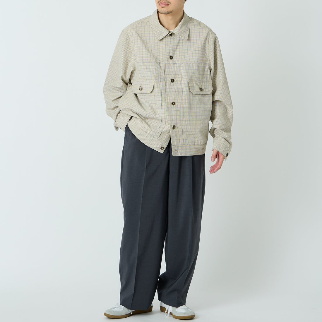 UNIVERSAL OVERALL [ユニバーサルオーバーオール] 別注 シャツトラッカージャケット [U2613401IN-JF] BEIGE CHEC &&モデル身長：168cm 着用サイズ：L&&