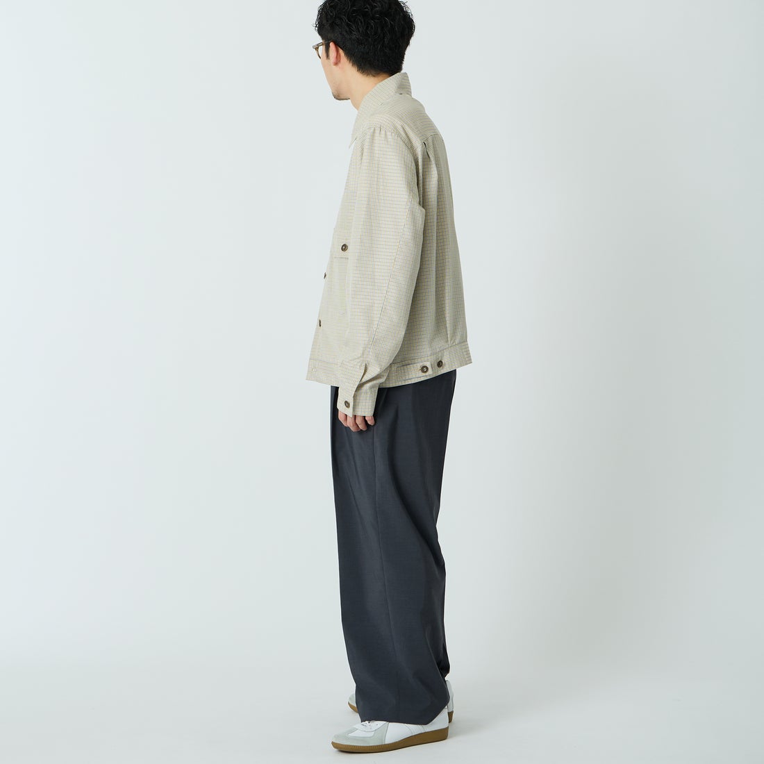 UNIVERSAL OVERALL [ユニバーサルオーバーオール] 別注 シャツトラッカージャケット [U2613401IN-JF] BEIGE CHEC &&モデル身長：168cm 着用サイズ：L&&