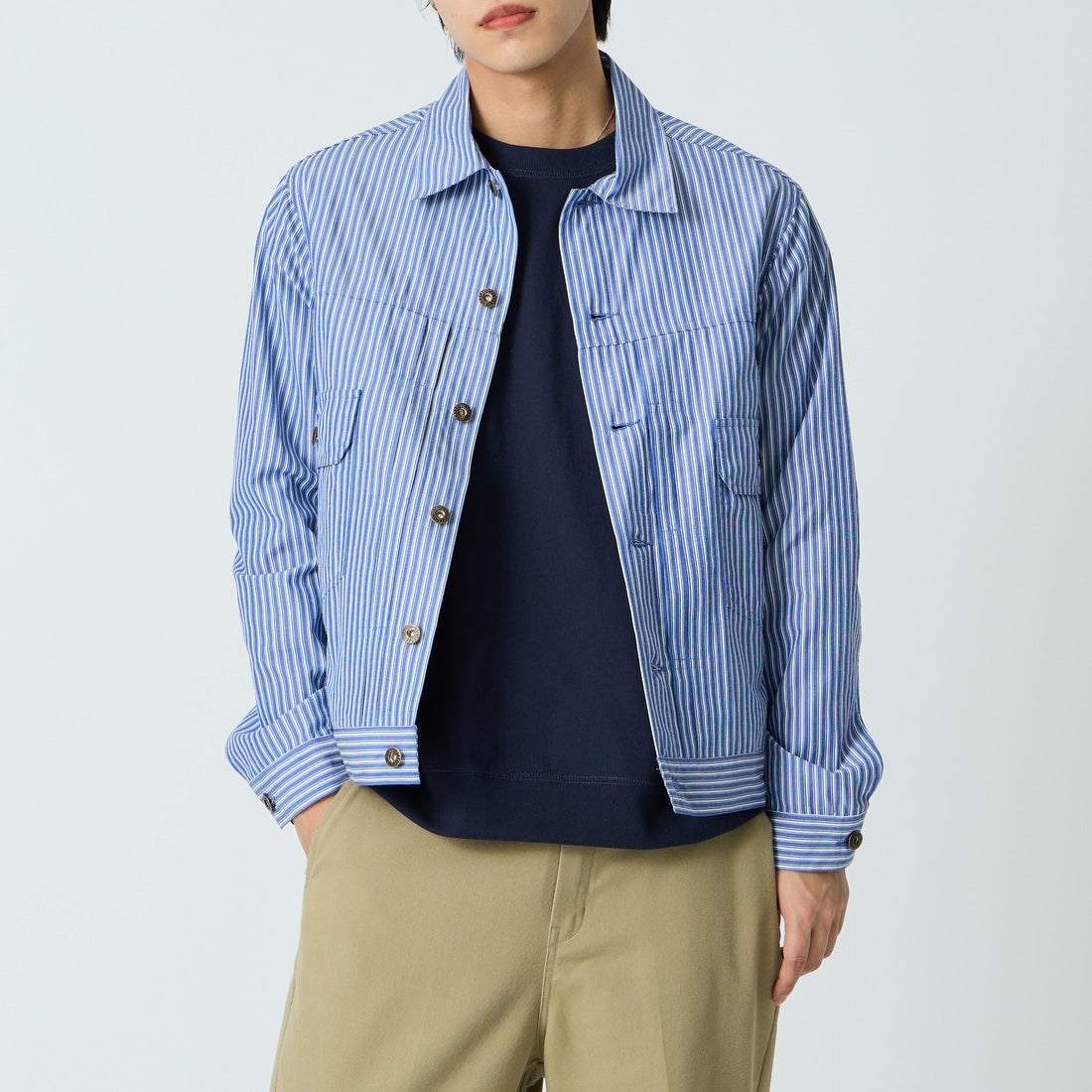 UNIVERSAL OVERALL [ユニバーサルオーバーオール] 別注 シャツトラッカージャケット [U2613401IN-JF] BLUE STRIP &&モデル身長：179cm 着用サイズ：M&&