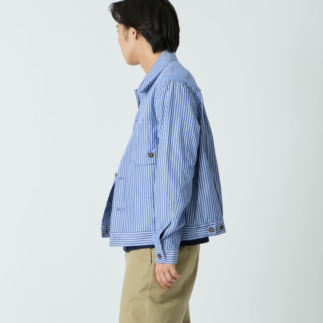 UNIVERSAL OVERALL [ユニバーサルオーバーオール] 別注 シャツトラッカージャケット [U2613401IN-JF] BLUE STRIP &&モデル身長：179cm 着用サイズ：M&&