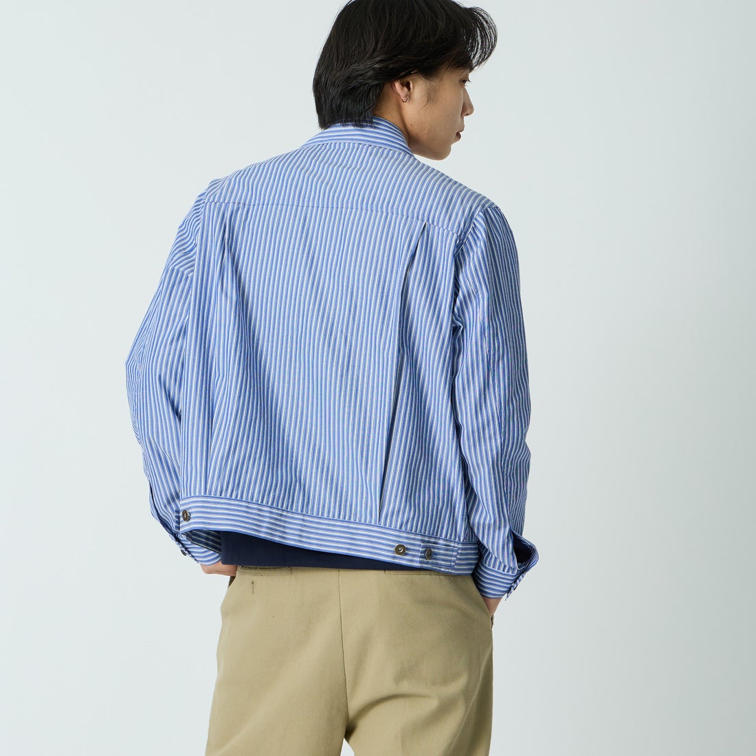 UNIVERSAL OVERALL [ユニバーサルオーバーオール] 別注 シャツトラッカージャケット [U2613401IN-JF] BLUE STRIP &&モデル身長：179cm 着用サイズ：M&&