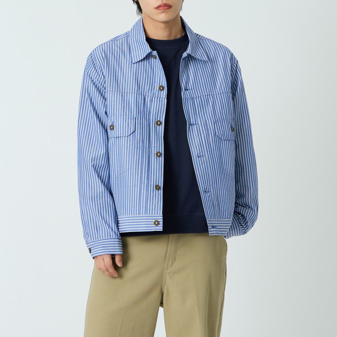 UNIVERSAL OVERALL [ユニバーサルオーバーオール] 別注 シャツトラッカージャケット [U2613401IN-JF] BLUE STRIP &&モデル身長：179cm 着用サイズ：L&&