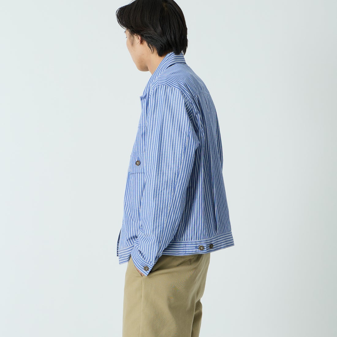 UNIVERSAL OVERALL [ユニバーサルオーバーオール] 別注 シャツトラッカージャケット [U2613401IN-JF] BLUE STRIP &&モデル身長：179cm 着用サイズ：L&&