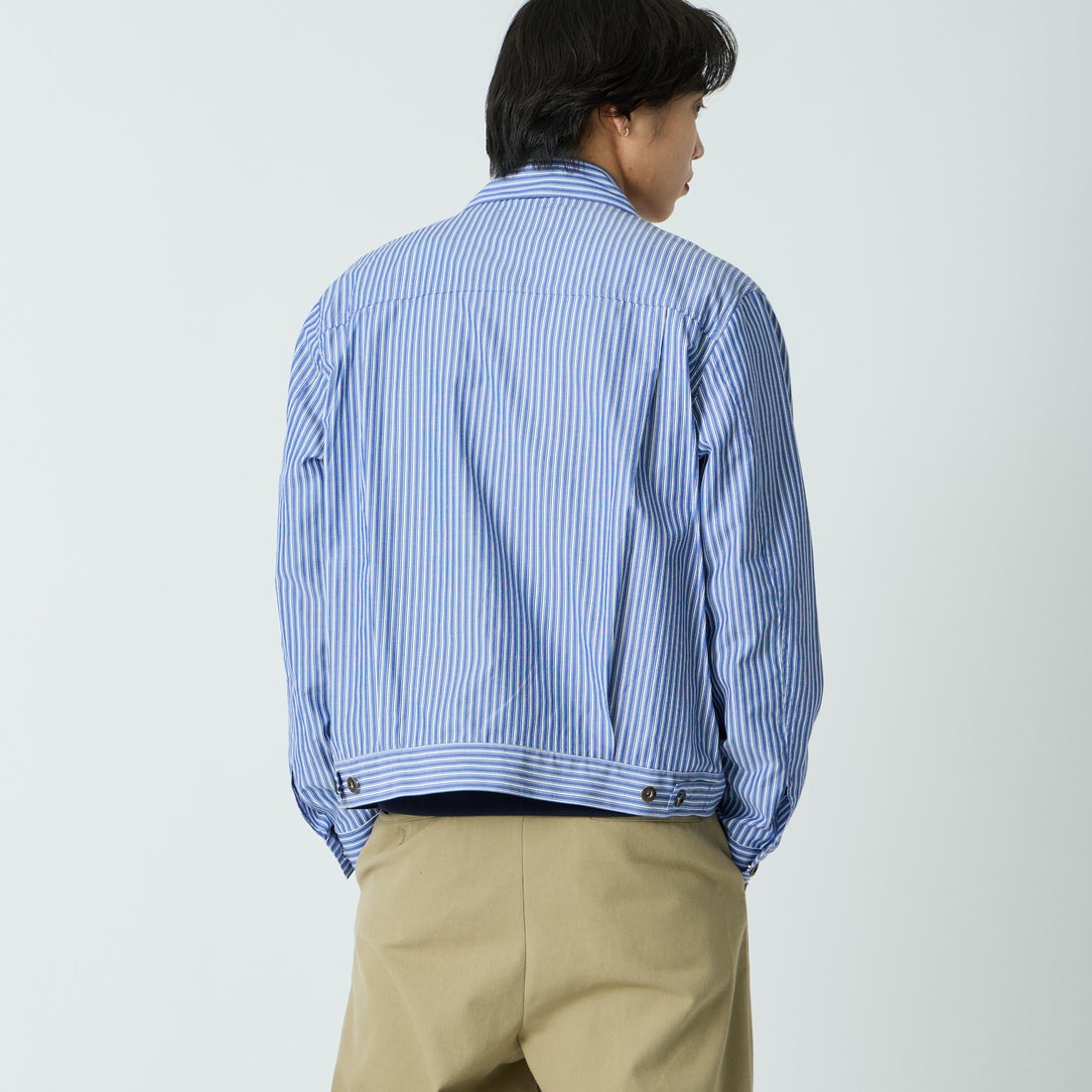 UNIVERSAL OVERALL [ユニバーサルオーバーオール] 別注 シャツトラッカージャケット [U2613401IN-JF] BLUE STRIP &&モデル身長：179cm 着用サイズ：L&&