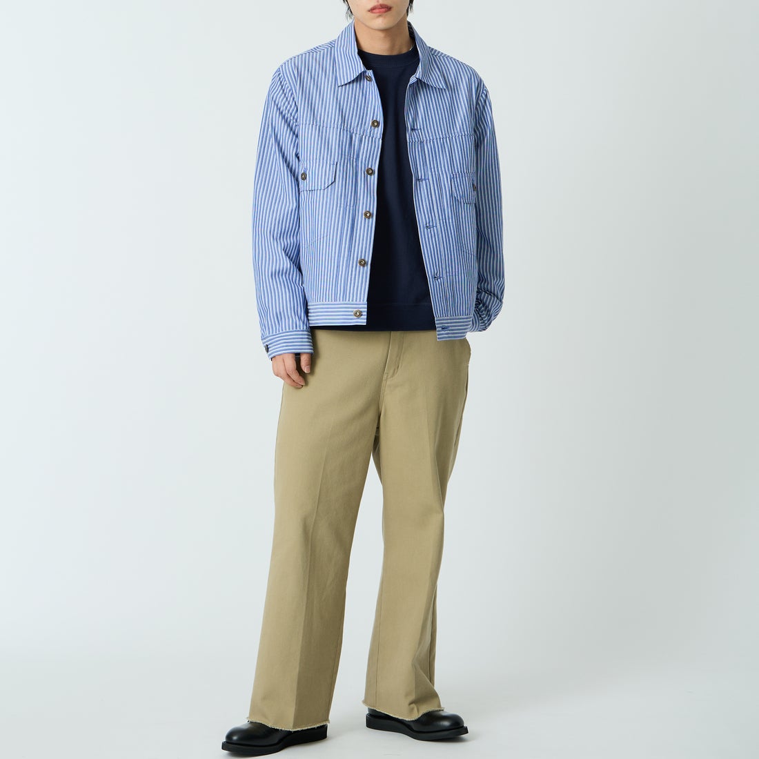 UNIVERSAL OVERALL [ユニバーサルオーバーオール] 別注 シャツトラッカージャケット [U2613401IN-JF] BLUE STRIP &&モデル身長：179cm 着用サイズ：L&&