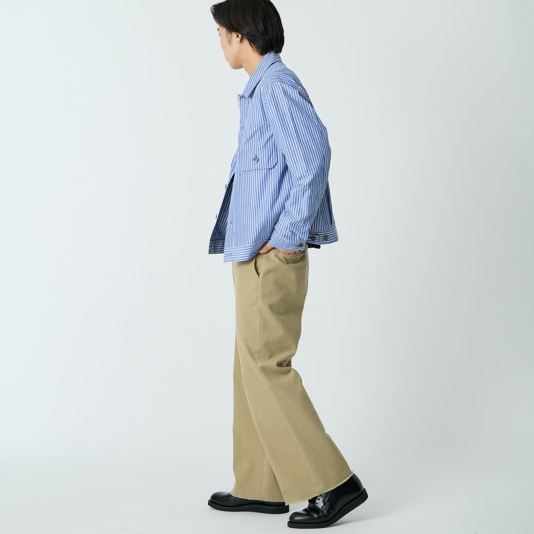 UNIVERSAL OVERALL [ユニバーサルオーバーオール] 別注 シャツトラッカージャケット [U2613401IN-JF] BLUE STRIP &&モデル身長：179cm 着用サイズ：L&&