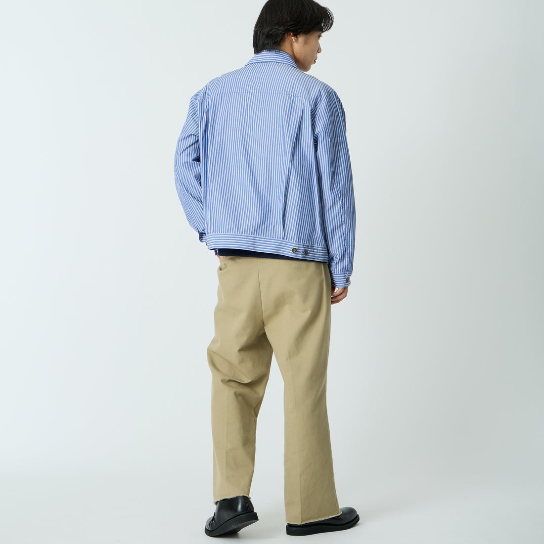 UNIVERSAL OVERALL [ユニバーサルオーバーオール] 別注 シャツトラッカージャケット [U2613401IN-JF] BLUE STRIP &&モデル身長：179cm 着用サイズ：L&&