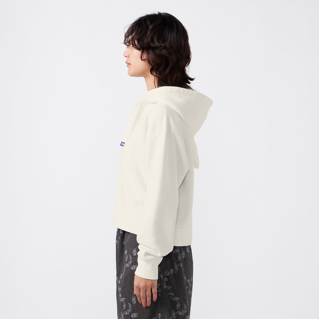 THE NORTH FACE PURPLE LABEL [ザ ノースフェイス パープルレーベル] ガーメントダイ フィールドクロップドフーディ [N26SH009] OW OFF WHI &&モデル身長：162cm 着用サイズ：WS&&
