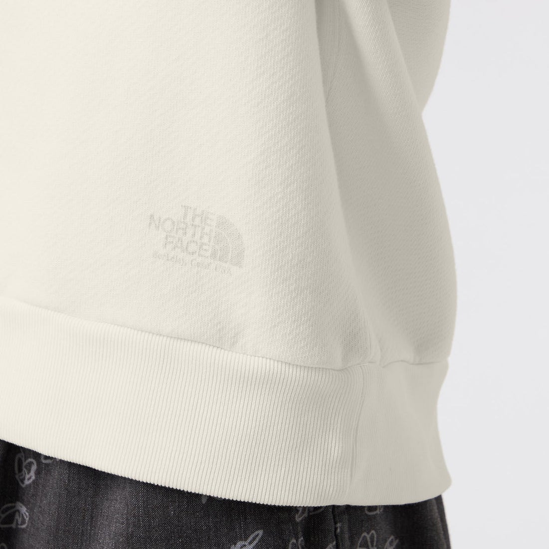 THE NORTH FACE PURPLE LABEL [ザ ノースフェイス パープルレーベル] ガーメントダイ フィールドクロップドフーディ [N26SH009] OW OFF WHI &&モデル身長：162cm 着用サイズ：WS&&