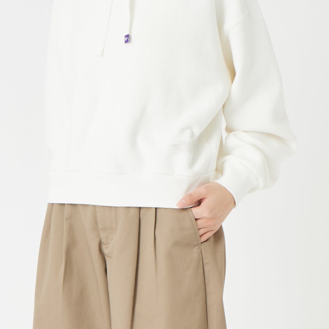 THE NORTH FACE PURPLE LABEL [ザ ノースフェイス パープルレーベル] ガーメントダイ フィールドクロップドフーディ [N26SH009] OW OFF WHI &&モデル身長：162cm 着用サイズ：WS&&
