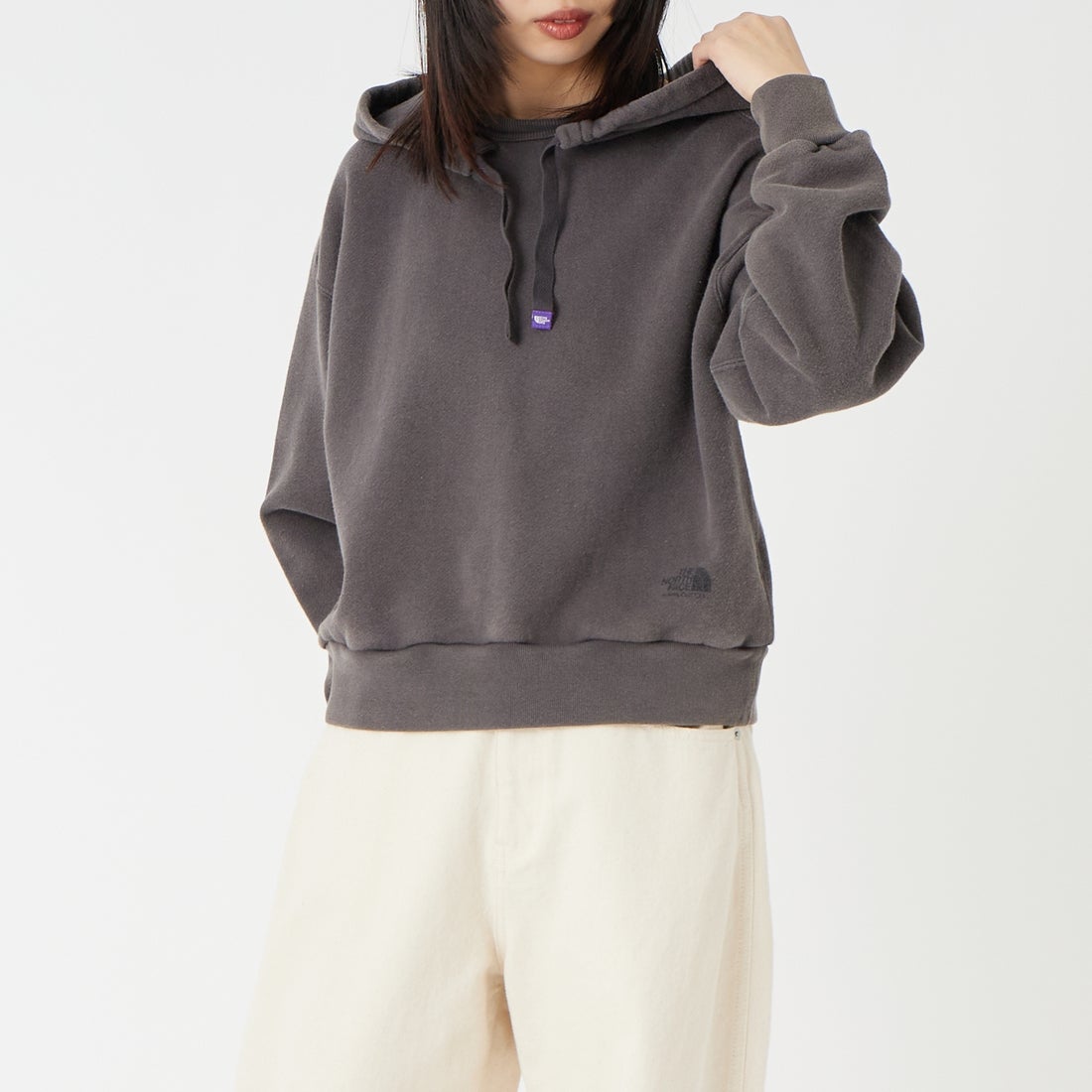 THE NORTH FACE PURPLE LABEL [ザ ノースフェイス パープルレーベル] ガーメントダイ フィールドクロップドフーディ [N26SH009] CH CHARCOA &&モデル身長：162cm 着用サイズ：WS&&