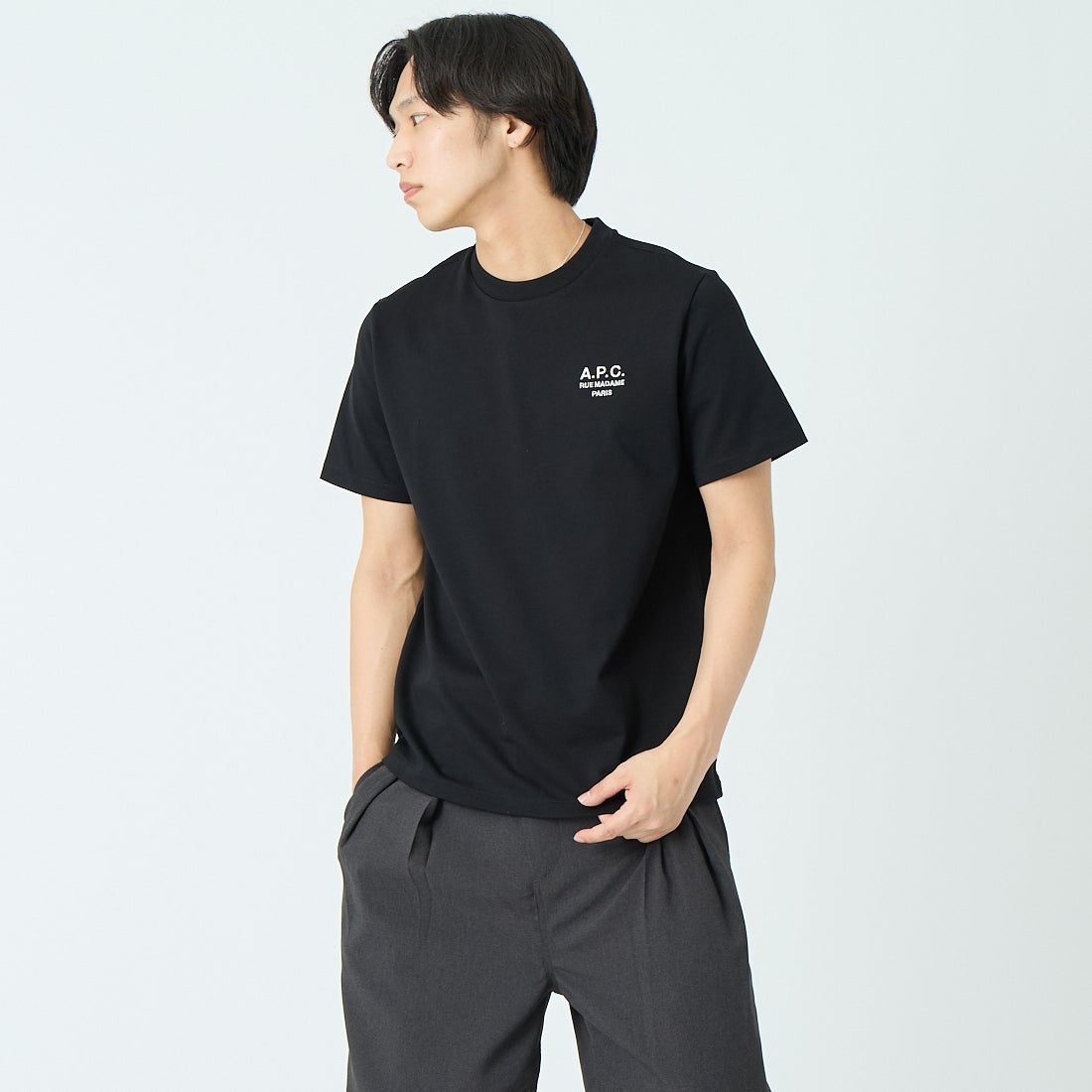 A.P.C. [アー・ペー・セー] スタンダードロゴTシャツ [STANDARD-RUE-MADAME]  99 NOIR/BL &&モデル身長：179cm 着用サイズ：S&&