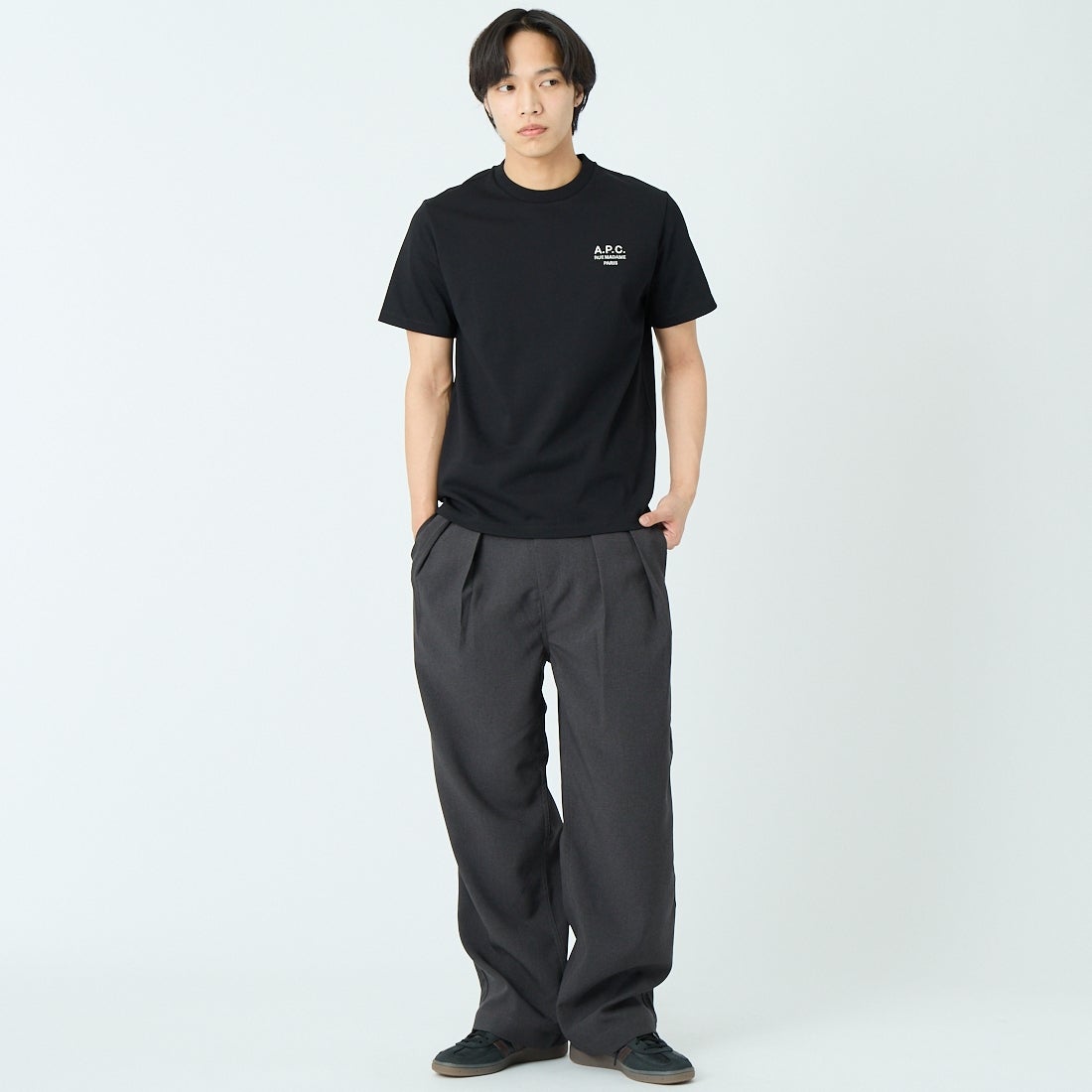 A.P.C. [アー・ペー・セー] スタンダードロゴTシャツ [STANDARD-RUE-MADAME]  99 NOIR/BL &&モデル身長：179cm 着用サイズ：S&&
