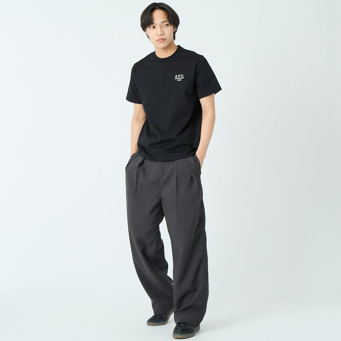 A.P.C. [アー・ペー・セー] スタンダードロゴTシャツ [STANDARD-RUE-MADAME]  99 NOIR/BL &&モデル身長：179cm 着用サイズ：S&&
