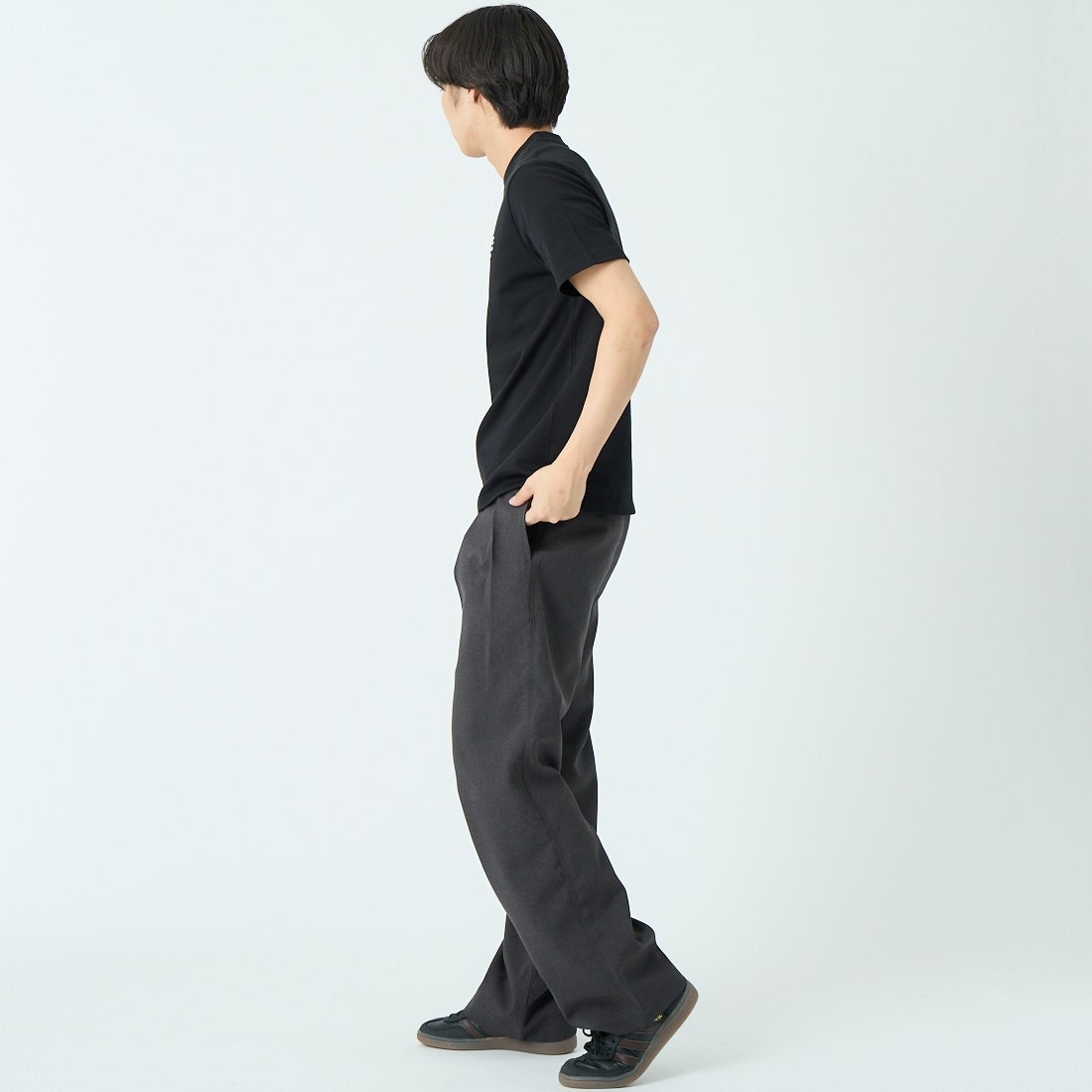 A.P.C. [アー・ペー・セー] スタンダードロゴTシャツ [STANDARD-RUE-MADAME]  99 NOIR/BL &&モデル身長：179cm 着用サイズ：S&&