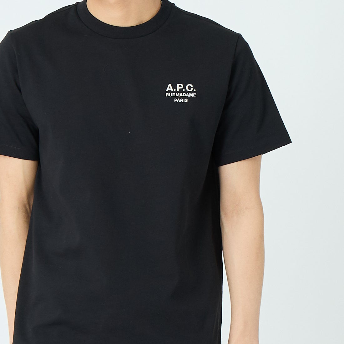 A.P.C. [アー・ペー・セー] スタンダードロゴTシャツ [STANDARD-RUE-MADAME]  99 NOIR/BL &&モデル身長：179cm 着用サイズ：S&&
