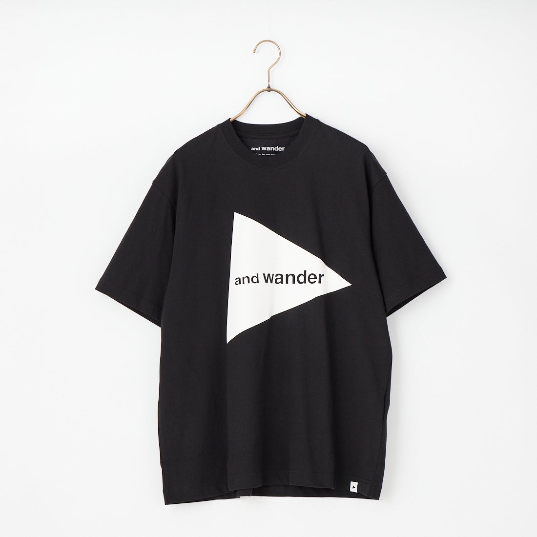 and wander [アンドワンダー] ビッグロゴTシャツ [5746984076