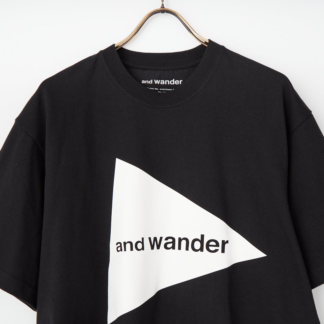 and wander [アンドワンダー] ビッグロゴTシャツ  [5746984076] BLACK
